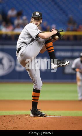 San Pietroburgo, Florida, Stati Uniti d'America. Il 3 maggio, 2017. Sarà VRAGOVIC | Orari.Miami Marlins a partire lanciatore Adam Conley (61) gettando nel primo inning di gioco tra il Miami Marlins e il Tampa Bay Rays a Tropicana in Campo San Pietroburgo, Fla. Mercoledì, 3 maggio 2017. Credito: Sarà Vragovic/Tampa Bay volte/ZUMA filo/Alamy Live News Foto Stock