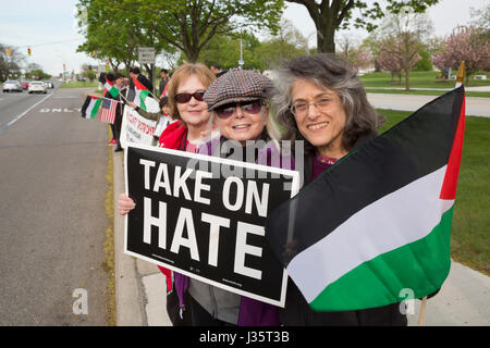 Dearborn, Michigan, Stati Uniti d'America. Il 3 maggio, 2017. Membri della Jewish Voice per la pace partecipa con American musulmani per la Palestina in una veglia a sostegno di 1500 prigionieri politici palestinesi che stanno facendo uno sciopero della fame per protestare contro le condizioni nelle carceri israeliane. Credito: Jim West/Alamy Live News Foto Stock