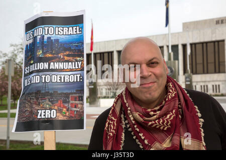 Dearborn, Michigan, Stati Uniti d'America. Il 3 maggio, 2017. Amer Zahr unisce una veglia a sostegno di 1500 prigionieri politici palestinesi che stanno facendo uno sciopero della fame per protestare contro le condizioni nelle carceri israeliane. La veglia è stata organizzata da American musulmani per la Palestina e il Jewish Voice per la pace. Credito: Jim West/Alamy Live News Foto Stock