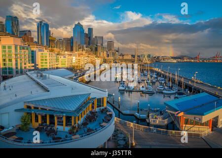 Lo skyline di Seattle dal Pier 66 Foto Stock