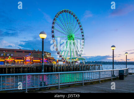 Il Seattle grande ruota è una ruota panoramica gigante al Molo 57 sulla Baia di Elliott a Seattle, Washington, Stati Uniti. Con un'altezza complessiva di 175 piedi, ho Foto Stock