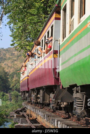 KANCHANABURI THAILANDIA-dicembre 20: turistica scattare una foto durante un tour dei treni che circolano sulla morte ferrovie attraversando il ponte sul fiume Kwai sentieri importanti Foto Stock