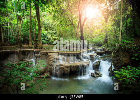 Bella hauy mae kamin acqua cade in deep forest kanchanaburi western della Thailandia Foto Stock