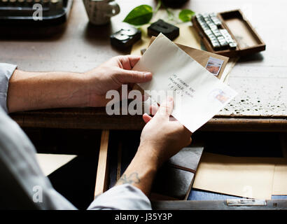 La gente mani tenendo la busta lettera la comunicazione Foto Stock