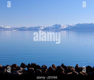 Panorama del Lago di Tahoe al termine dell'inverno. Foto Stock