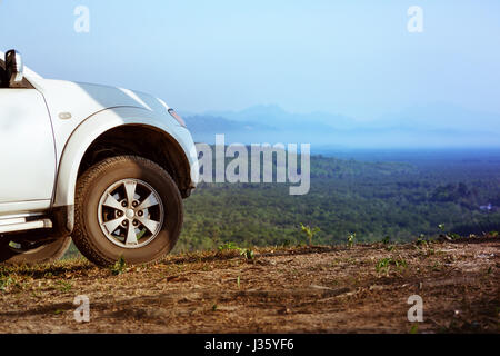 4x4 car sulle montagne sullo sfondo della valle Foto Stock