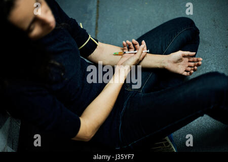 Junkie persone utilizzando la siringa iniettare sostanze stupefacenti droghe illegali Foto Stock