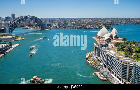 Australia, Nuovo Galles del Sud, Sydney, veduta aerea della baia di Sydney Harbour Bridge, l'Opera House e Circular Quay Est Foto Stock