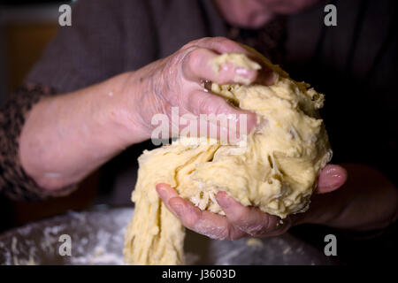 Preparare la pasta ben per ottenere una deliziosa pasticceria può solo esperto e abile pasticcere, che è nelle mani di ben impastata Foto Stock