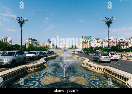 Bucarest, Romania - 19 Maggio 2015: ora di punta del traffico in Union Square (Piata Unirii), uno dei più trafficati e più grande intersezioni del traffico nel centro cittadino di B Foto Stock