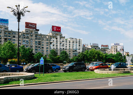 Bucarest, Romania - 19 Maggio 2015: ora di punta del traffico in Union Square (Piata Unirii), uno dei più trafficati e più grande intersezioni del traffico nel centro cittadino di B Foto Stock