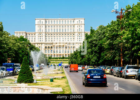 Bucarest, Romania - 19 Maggio 2015: ora di punta del traffico in Union Square (Piata Unirii), uno dei più trafficati e più grande intersezioni del traffico nel centro cittadino di B Foto Stock