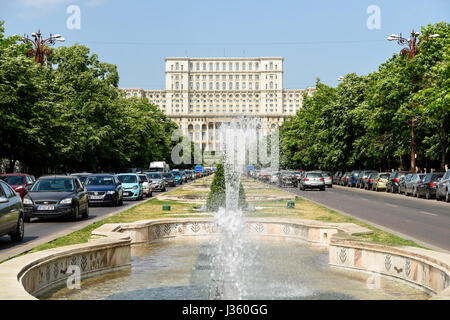 Bucarest, Romania - 19 Maggio 2015: ora di punta del traffico in Union Square (Piata Unirii), uno dei più trafficati e più grande intersezioni del traffico nel centro cittadino di B Foto Stock