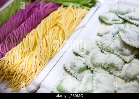 Vari mix di italiani freschi fatti in casa pasta di colore e ravioli Foto Stock