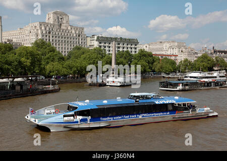 A Thames Clipper river bus viaggiare in barca sul fiume Tamigi a Londra per il Victoria Embankment Foto Stock