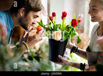 L'Uomo odore di fiori freschi in vaso Foto Stock