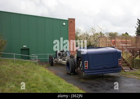 Open day in Wythall Museo dei Trasporti il 1 maggio 2017 in Wythall, Inghilterra, Regno Unito. Il Museo dei Trasporti, Wythall è un museo dei trasporti appena fuori Birmingham, a Wythall, Worcestershire.Il museo è gestito dalla carità di Birmingham e Midland Motor Omnibus Trust (BaMMOT). Il museo dispone di tre sale, presentando una significativa collezione di conserve di autobus di linea e granturismo, compresi Midland rosso e Birmingham City veicoli di trasporto. Essa è anche la casa del modello Elmdon Engineering Society (EMES) che operano la Wythall ferrovia in miniatura nei giardini del museo dei trasporti, dando ri Foto Stock