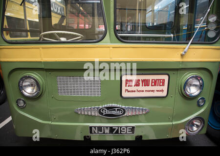 Open day in Wythall Museo dei Trasporti il 1 maggio 2017 in Wythall, Inghilterra, Regno Unito. Il Museo dei Trasporti, Wythall è un museo dei trasporti appena fuori Birmingham, a Wythall, Worcestershire.Il museo è gestito dalla carità di Birmingham e Midland Motor Omnibus Trust (BaMMOT). Il museo dispone di tre sale, presentando una significativa collezione di conserve di autobus di linea e granturismo, compresi Midland rosso e Birmingham City veicoli di trasporto. Essa è anche la casa del modello Elmdon Engineering Society (EMES) che operano la Wythall ferrovia in miniatura nei giardini del museo dei trasporti, dando ri Foto Stock