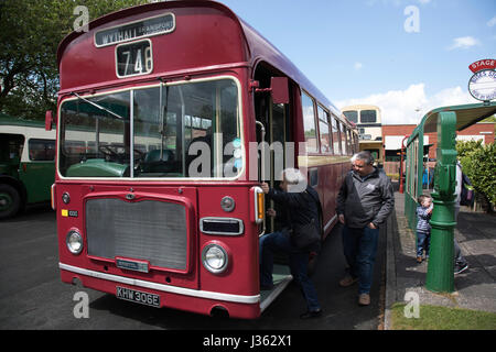Open day in Wythall Museo dei Trasporti il 1 maggio 2017 in Wythall, Inghilterra, Regno Unito. Il Museo dei Trasporti, Wythall è un museo dei trasporti appena fuori Birmingham, a Wythall, Worcestershire.Il museo è gestito dalla carità di Birmingham e Midland Motor Omnibus Trust (BaMMOT). Il museo dispone di tre sale, presentando una significativa collezione di conserve di autobus di linea e granturismo, compresi Midland rosso e Birmingham City veicoli di trasporto. Essa è anche la casa del modello Elmdon Engineering Society (EMES) che operano la Wythall ferrovia in miniatura nei giardini del museo dei trasporti, dando ri Foto Stock