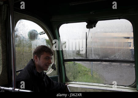 Open day in Wythall Museo dei Trasporti il 1 maggio 2017 in Wythall, Inghilterra, Regno Unito. Il Museo dei Trasporti, Wythall è un museo dei trasporti appena fuori Birmingham, a Wythall, Worcestershire.Il museo è gestito dalla carità di Birmingham e Midland Motor Omnibus Trust (BaMMOT). Il museo dispone di tre sale, presentando una significativa collezione di conserve di autobus di linea e granturismo, compresi Midland rosso e Birmingham City veicoli di trasporto. Essa è anche la casa del modello Elmdon Engineering Society (EMES) che operano la Wythall ferrovia in miniatura nei giardini del museo dei trasporti, dando ri Foto Stock