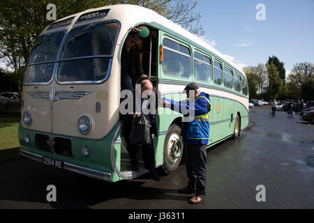 Open day in Wythall Museo dei Trasporti il 1 maggio 2017 in Wythall, Inghilterra, Regno Unito. Il Museo dei Trasporti, Wythall è un museo dei trasporti appena fuori Birmingham, a Wythall, Worcestershire.Il museo è gestito dalla carità di Birmingham e Midland Motor Omnibus Trust (BaMMOT). Il museo dispone di tre sale, presentando una significativa collezione di conserve di autobus di linea e granturismo, compresi Midland rosso e Birmingham City veicoli di trasporto. Essa è anche la casa del modello Elmdon Engineering Society (EMES) che operano la Wythall ferrovia in miniatura nei giardini del museo dei trasporti, dando ri Foto Stock