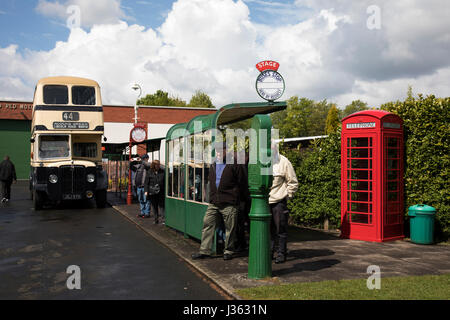 Open day in Wythall Museo dei Trasporti il 1 maggio 2017 in Wythall, Inghilterra, Regno Unito. Il Museo dei Trasporti, Wythall è un museo dei trasporti appena fuori Birmingham, a Wythall, Worcestershire.Il museo è gestito dalla carità di Birmingham e Midland Motor Omnibus Trust (BaMMOT). Il museo dispone di tre sale, presentando una significativa collezione di conserve di autobus di linea e granturismo, compresi Midland rosso e Birmingham City veicoli di trasporto. Essa è anche la casa del modello Elmdon Engineering Society (EMES) che operano la Wythall ferrovia in miniatura nei giardini del museo dei trasporti, dando ri Foto Stock