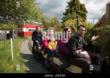 Open day in Wythall Museo dei Trasporti il 1 maggio 2017 in Wythall, Inghilterra, Regno Unito. Il Museo dei Trasporti, Wythall è un museo dei trasporti appena fuori Birmingham, a Wythall, Worcestershire.Il museo è gestito dalla carità di Birmingham e Midland Motor Omnibus Trust (BaMMOT). Il museo dispone di tre sale, presentando una significativa collezione di conserve di autobus di linea e granturismo, compresi Midland rosso e Birmingham City veicoli di trasporto. Essa è anche la casa del modello Elmdon Engineering Society (EMES) che operano la Wythall ferrovia in miniatura nei giardini del museo dei trasporti, dando ri Foto Stock