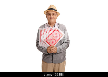 Uomo maturo con carte da gioco guardando la telecamera isolata su sfondo bianco Foto Stock