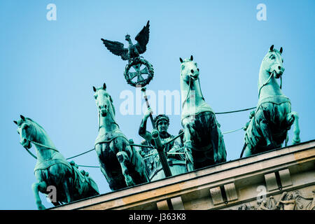 Dettaglio della quadriga statua sulla sommità della porta di Brandeburgo a Berlino, Germania Foto Stock