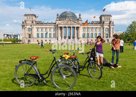 Vista del Reichstag durante l estate con molti turisti a Berlino, Germania Foto Stock
