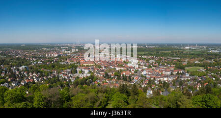 Vista sulla città di Karlsruhe da Turmberg hill in Germania Foto Stock