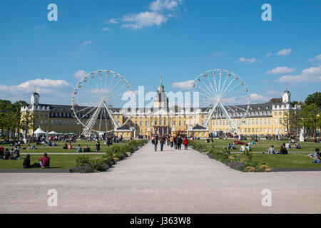 Schloss Karlsruhe, o al castello di Karlsruhe e a Karlsruhe, Baden-WŸrttemberg, Germania Foto Stock