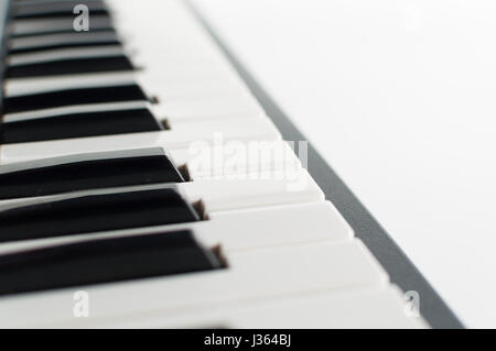 Tastiera per pianoforte elettronico di dettaglio chiudere su sfondo bianco con spazio di copia Foto Stock