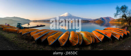 Panorama del monte Fuji con la riflessione e il gruppo di orange barca in primo piano Lago Kawaguchi Giappone Foto Stock