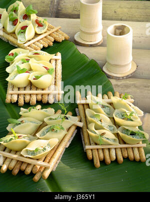 Agosto, Agosto, il Robinson Crusoe a buffet : conchiglione ripiene all uovo pane-rads Foto Stock