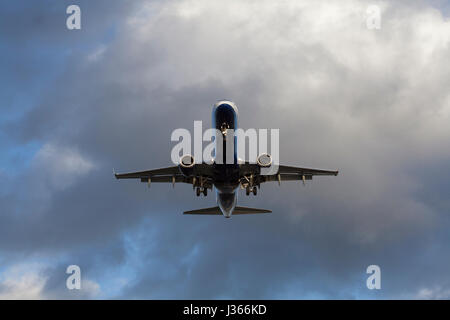 Aereo passeggeri basso nel cielo la preparazione a terra Foto Stock