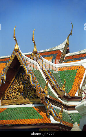 Dettaglio del tetto, Phra Sawet Kudakhan Wihan Yot, e l'Ho Phra Monthian Tham oltre, il Palazzo Reale di Bangkok, Tailandia Foto Stock