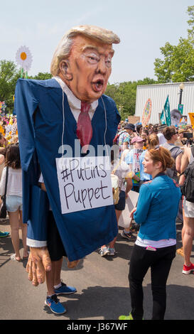 WASHINGTON, DC, Stati Uniti d'America - Putins marionetta, durante il clima marzo dimostranti protestano. Foto Stock