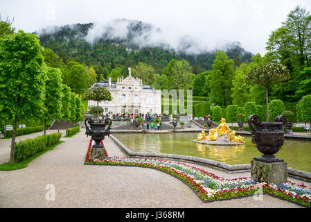 La Baviera, Germania - 5 Giugno 2016: Fontana nel parco di Linderhof Palace Foto Stock