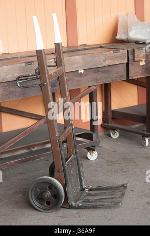 Vintage il camion di legno su una piattaforma della ferrovia Foto Stock