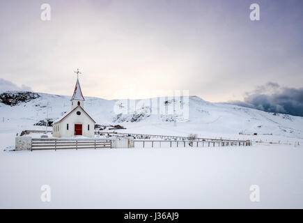 VIK, Islanda - CIRCA NEL MARZO 2015: Reyniskirkja, una chiesa luterana in prossimità di Vik in Islanda. È costruita a ridosso di Mt. Reynisfjall sulla strada giù per Reynisfja Foto Stock