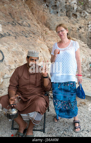 Vetro tradizionale di tè vicino Sumhan montagna, Dhofar Governatorato, Oman Foto Stock