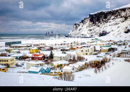 VIK, Islanda - CIRCA NEL MARZO 2015: Vista della città di Vik durante il periodo invernale in Islanda Foto Stock