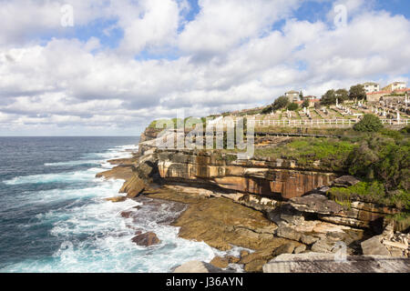 Il Nuovo Galles del Sud Costa con Waverley cimitero sulla scogliera, Bronte, Sydney, Australia Foto Stock