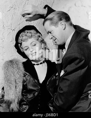 Johnny Stool Pigeon Anno : 1949 - USA Direttore : William Castle Shelley Winters, Howard Duff Foto12/WolfTracerArchive. È vietato riprodurre la fotografia al di fuori del contesto della promozione del film. Esso deve essere accreditato al Film Company e/o il fotografo assegnato da o autorizzati da/ammessi sul set del Film Company. Limitato a uso editoriale. Foto12 non concede diritti di pubblicità delle persone rappresentate. Foto Stock