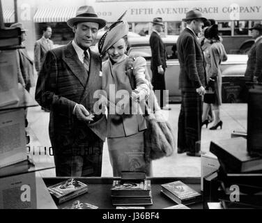 Cluny Brown Anno : 1946 - USA Direttore : Ernst Lubitsch Charles Boyer , Jennifer Jones . È vietato riprodurre la fotografia al di fuori del contesto della promozione del film. Esso deve essere accreditato al Film Company e/o il fotografo assegnato da o autorizzati da/ammessi sul set del Film Company. Limitato a uso editoriale. Foto12 non concede diritti di pubblicità delle persone rappresentate. Foto Stock