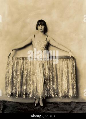 Louise Brooks (1906-1985) actrice americano. . È vietato riprodurre la fotografia al di fuori del contesto della promozione del film. Esso deve essere accreditato al Film Company e/o il fotografo assegnato da o autorizzati da/ammessi sul set del Film Company. Limitato a uso editoriale. Foto12 non concede diritti di pubblicità delle persone rappresentate. Foto Stock