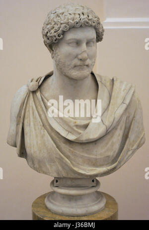 Imperatore romano Adriano (76-138 AD). Nervan-Antonine dyansty. Adriano impostato in un busto con chlamys (manto). Annuncio 132-138. Museo Archeologico Nazionale. Napoli. L'Italia. Foto Stock