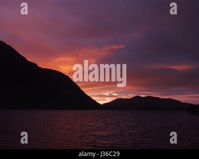 Sunset over Crummock acqua, Cumbria Foto Stock