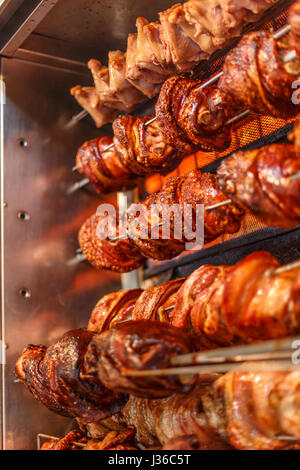 Arrosto di maiale knuckles allo spiedo Foto Stock